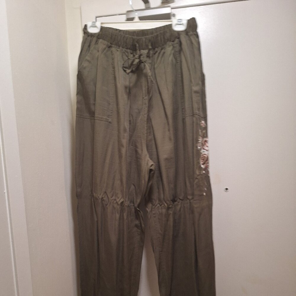ARMY GREEN COTTON PANTS.